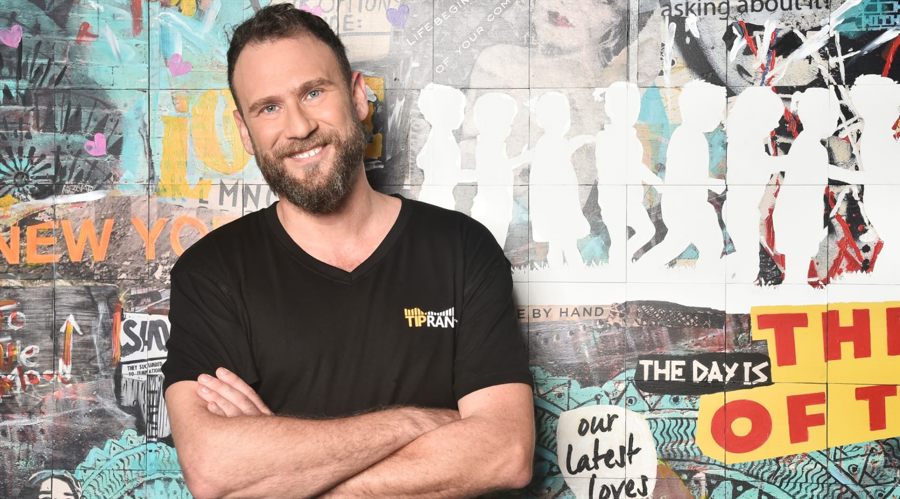 苹果(AAPL.US)强劲财报带动股价上涨，但AI投资及关税问题成华尔街争论焦点